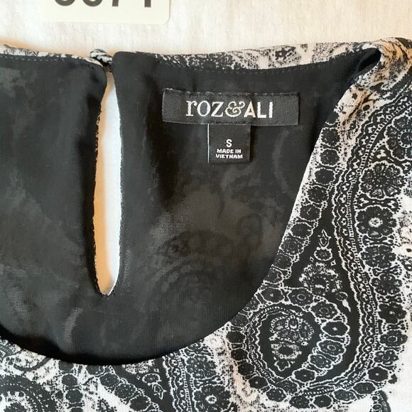 Roz & Ali Women Blouse size S Sleeveless CrewNeck Lightweight Floral Black White - Picture 4 of 7